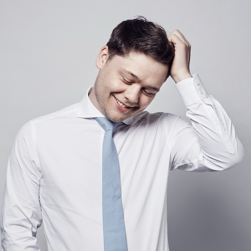 Mitarbeiter, der sich über ein gutes Gehalt freut, weil er mehr bekommt, als er erwartete.